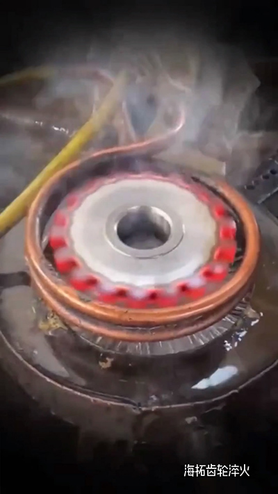 齿轮淬火高频淬火机床可以对齿轮实行全自动化淬火