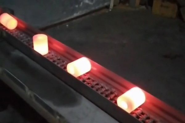 看看中频锻造加热炉是怎么在生产线上运行的