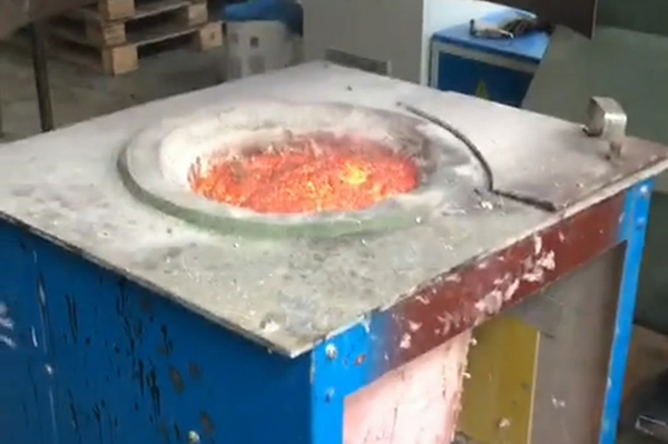 中频熔炼炉熔炼过程清理杂质