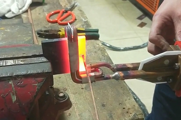 使用手持式高频焊机对铜板焊接演示