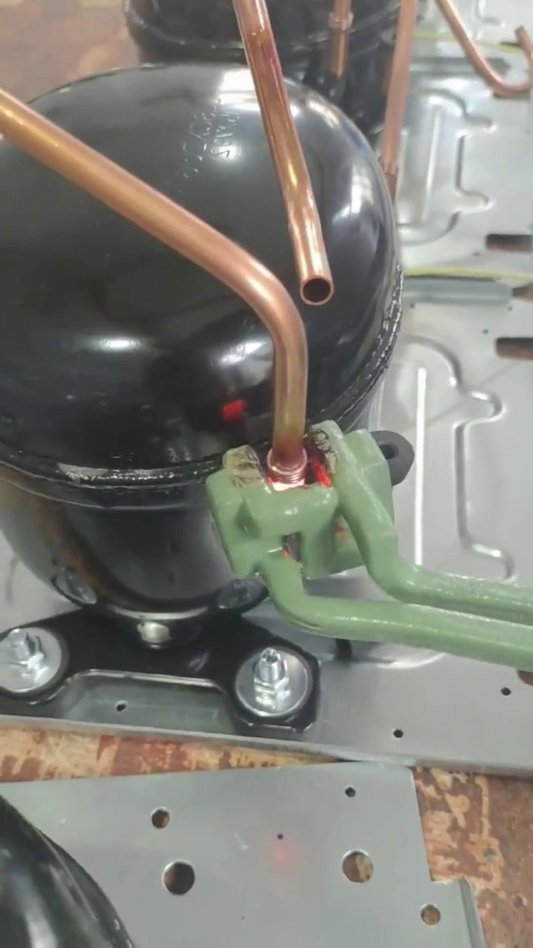 这不就是冰箱压缩机的铜管焊接吗用的就是手持式高频焊机哦