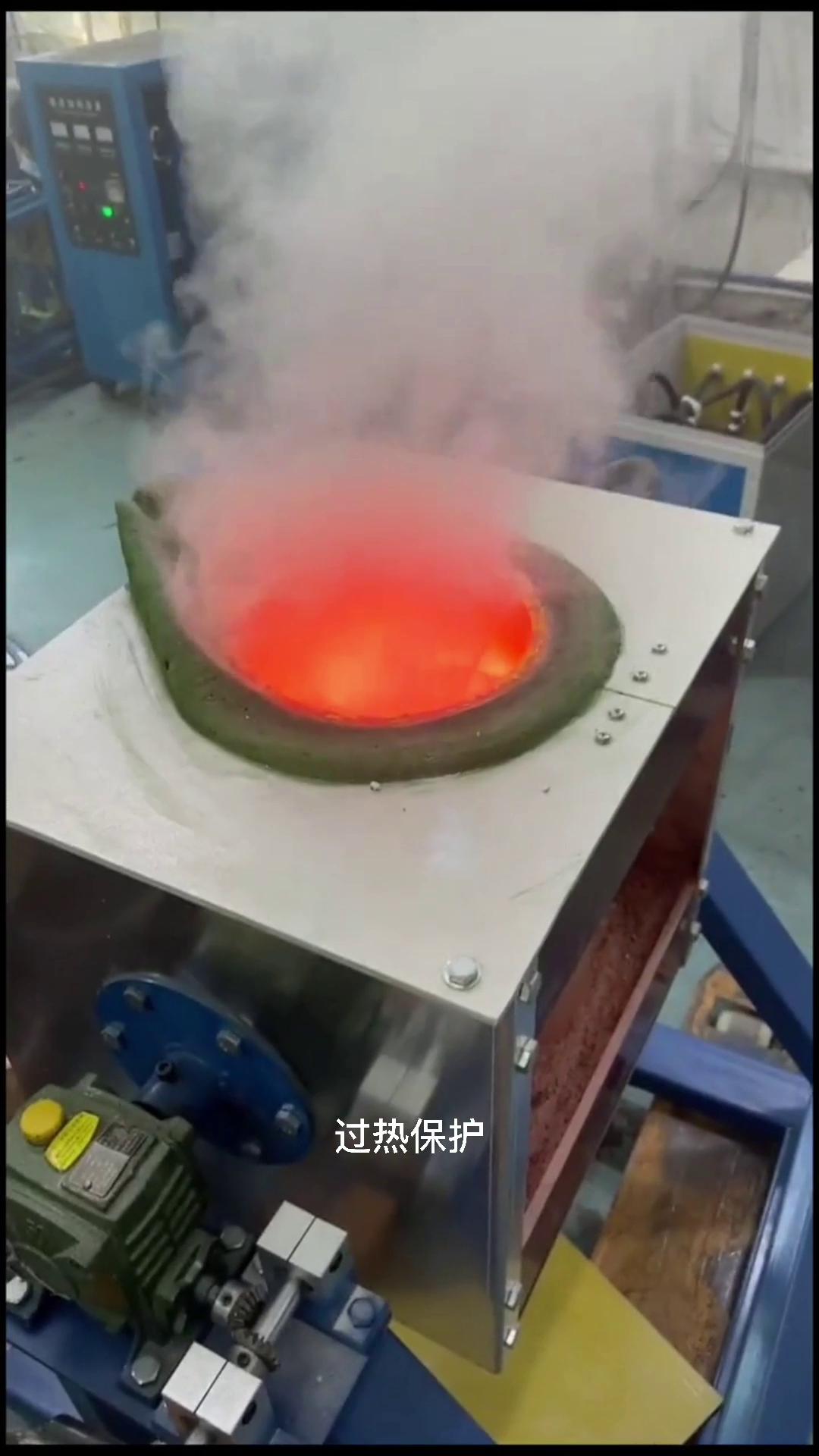 竟然温度高达2000度,只见金属放进炉子几分钟金属就熔成液体,这就是中频熔炼炉