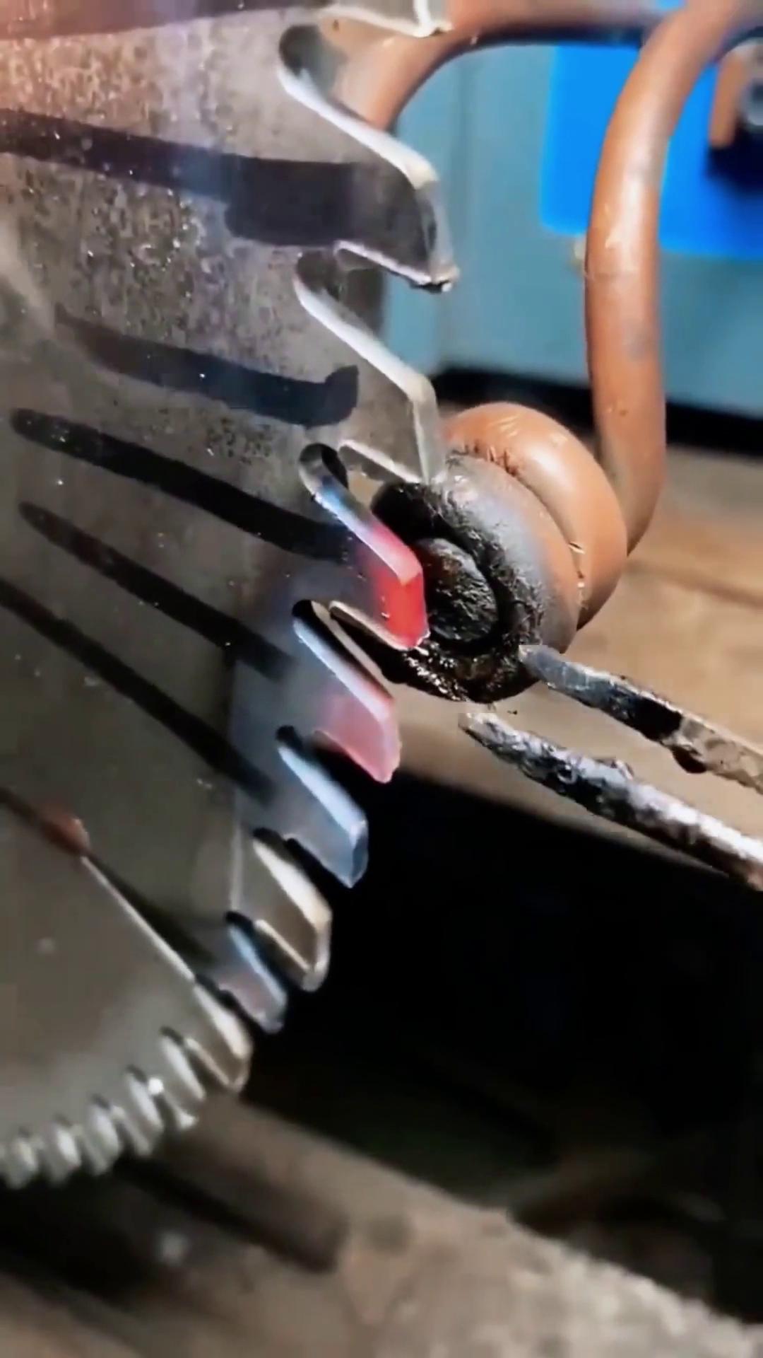 钻头锯齿合金焊接常见了，这个发一个用高频加热机热拆锯齿刀头合金