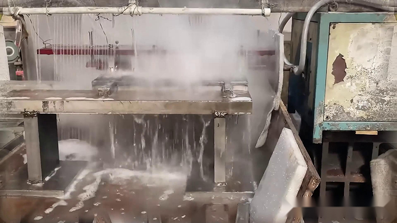 平面淬火热处理是一种有效的金属表面强化方法，能够显著提高工件表面的硬度、耐磨性和疲劳强度