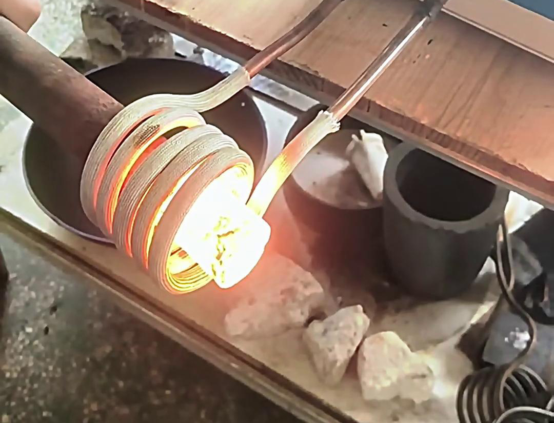 高频机棒料加热适用于需要快速加热至特定温度的应用场景，如热处理、热锻、焊接等工艺。