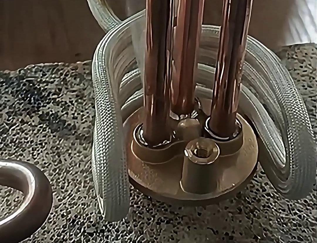 高频钎焊技术在铜管分流器的焊接中得到了广泛应用，适用于不同材质、尺寸和形状的铜管分流器的焊接