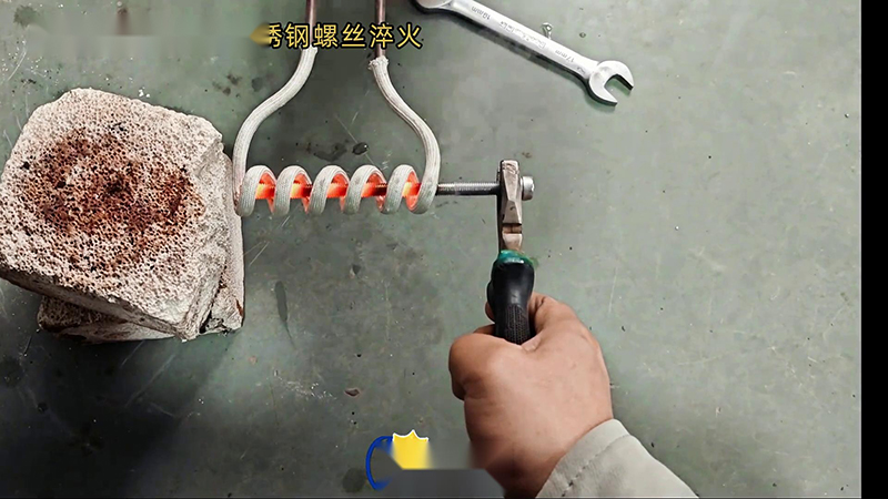 海拓高频加热机：304不锈钢螺丝生产的高效淬火热处理利器