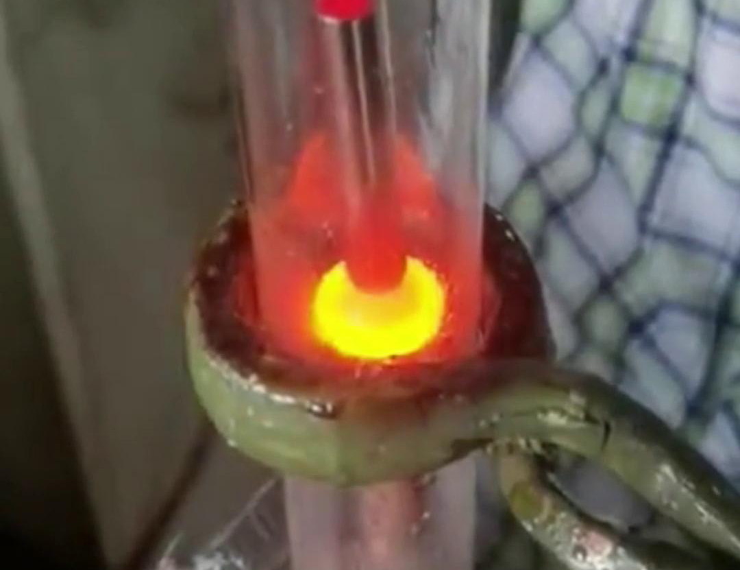通过手持式高频加热机在氮气保护下焊接铜管，可以获得高质量的焊缝，提高产品的性能和可靠性