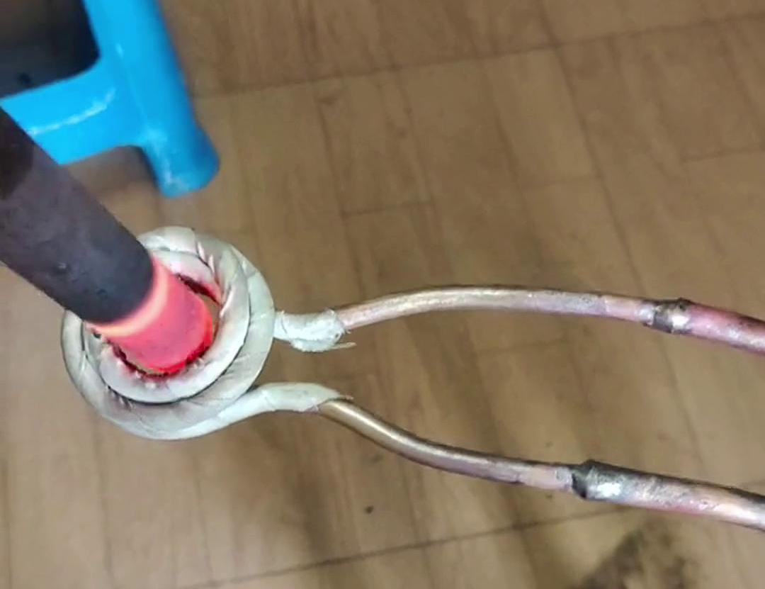 高频加热机配合软连接加热工件是一种高效且灵活的加热方式，