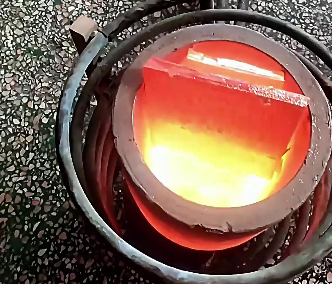 使用380V电压的小型中频熔炼炉，它的功率满足熔炼金、银、铜，10公斤容量